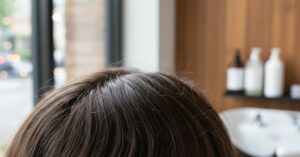 Jak pozbyć się rozdwojonych końcówek włosów: proste triki